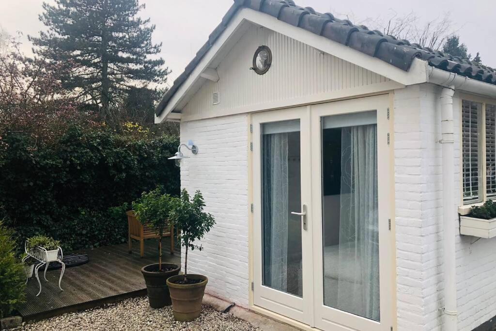 Tiny house in tuin van de statige villa Mariahof Dordrecht Buitenkant foto